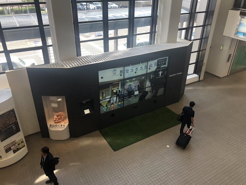 【常設稼働中】富山きときと空港 大型マルチディスプレイ・タブレット設置！